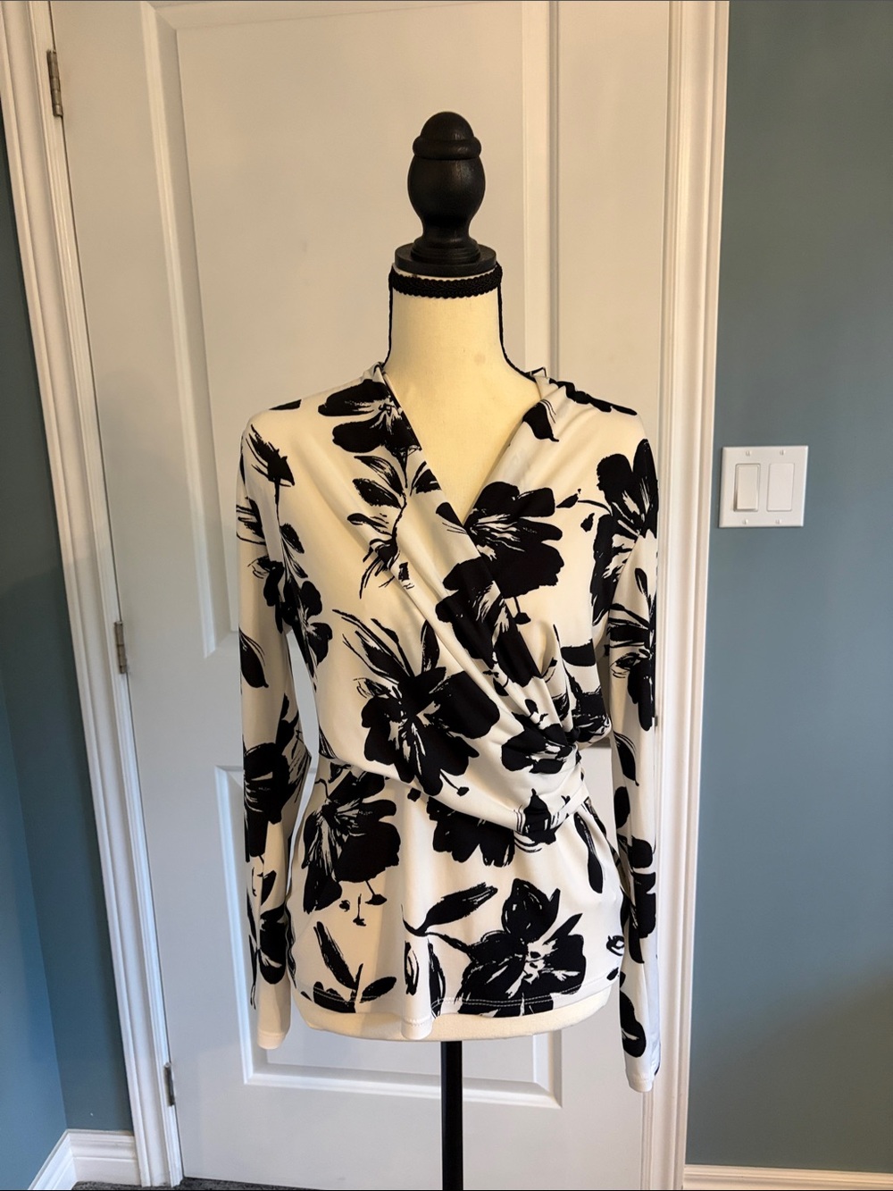 Draped V-Neck Floral Long-Sleeve Top - Black & White